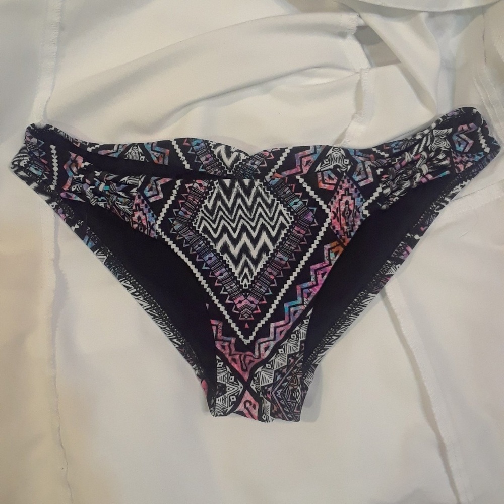 Bikini - Picture 2 of 3